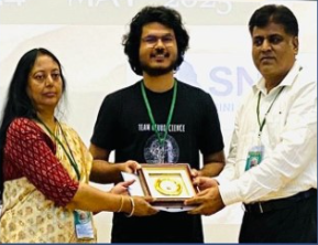 24 मई 2025 को CSIR-IICT में आयोजित सोसाइटी फॉर न्यूरोकेमिस्ट्री (SNCI), हैदराबाद चैप्टर के ब्रिजिंग न्यूरोकेमिस्ट्री एंड इनोवेशन सम्मेलन में बेस्ट पोस्टर अवार्ड प्राप्त करने पर योगेश साहू को हार्दिक बधाई।